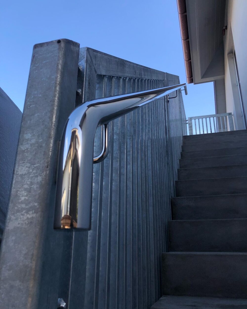 Image of a custom made stainless steel handrail at a residential home in Auckland. Bespoke fabrication experts, Firefish Fabrication.